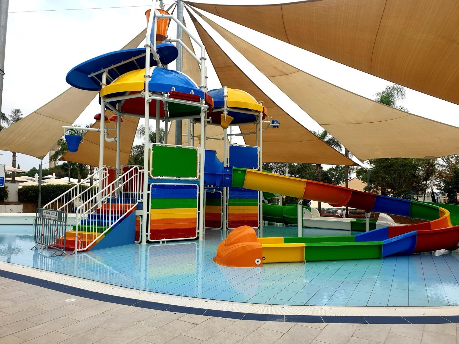 מתקן מגלשות לילדים
